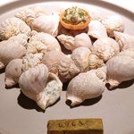ランチコース 5443円 のつぶ貝のタルトと鮑のソース