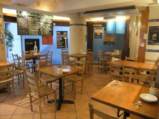 FISH HOUSE OYSTER BAR - ウッディーな店内は地中海の食堂をイメージ