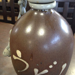 釜あげうどん 長田 in 香の香 - つけ汁の入った大きな徳利です。（2015.09 byジプシーくん）