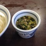 釜あげうどん 長田 in 香の香 - 薬味を入れたつけ汁です。（2015.09 byジプシーくん）