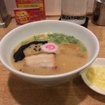 カーザ ルカ - ラー博は俺の社員食堂。  日伊豚骨半拉麺二番勝負 其の弐 ミニミラノとんこつラーメソ＋粉ズーチー！  こちらもあっさり寄りの豚骨。マー油がポンイツ。なるとがキュート♡ 