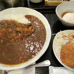 Kakarotto - 日替わりカレーセット700円です。カレー・肉じゃがコロッケ・サラダ・温泉卵のセット。