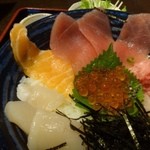 magurodouhakatamitsuwa - 赤身3切れ・鮭一切れ・ネギトロ・ホタテ1個・甘エビ2尾が盛り合わされています。
                      赤身は普通に美味しい程度ですけれど、帆立が甘いこと。ネギトロも滑らかで美味しい。
