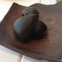 NARISAWA - 玉ねぎのフリット墨の衣 ※ただの玉ねぎの
