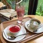 絵本カフェ - ローズジュースといちごのババロアとブレンドコーヒー