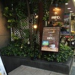 階段を降りるとお店です。