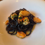 カーサ・デル・チーボ - イカスミを練り込んだタリオリーニ モンサンミッシェル産ムール貝和え