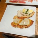ビキニ ピカール - ピンチョス(マヨルカソーセージとマンチェゴチーズ、セラーノハム・マヨネーズ・ウズラの卵)