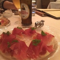 イタリアーナ エノテカ ドォーロ - パルマ産24カ月熟成の生ハムとイチジクの盛り合わせ＼(^o^)／ 可愛いビールはメッシーナです♡