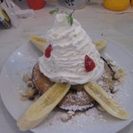 パンプルムゥス - パンケーキ特集inパンプルムゥスその1。定番、バナナとイチゴのマウンテンクリーム。ホイップクリームがたっぷりで食べ応え抜群！