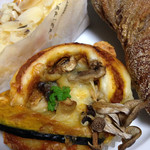 ゴントラン シェリエ - 
      ショコマロン（300円）とガトーブリオッシュミラベル（400円）ときのことかぼちゃのカレーパン（220円）