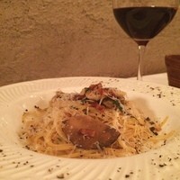 イタリアーナ エノテカ ドォーロ - パンチェッタと色々キノコのカチョペペ＼(^o^)／ 赤ワインはレガレアーリ ロッソ♪