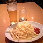 カプリチョーザ - グラスビール & フライドポテト ② (税込み合計￥702)