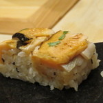 鮨 心白 - 【再訪4】橙と柚子の果汁で〆たマスを炙った押し鮨