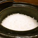 炭火割烹 白坂 - 土鍋で炊いたつやつやのごはん