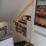 東和 - 階段を降りて