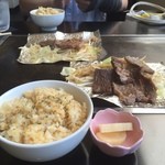 遊・・・・・・・ing - ランチAセット¥950…但馬牛の鉄板焼きとガーリックライス…お漬物ついてる