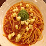 アミズ・ダイナー - モッツアレラチーズとバジルのトマトソースパスタ