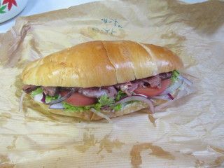 COSAELL CAFE - ２個目はローストビーフサンド５４０円、サンドイッチは数種類ありましたが全て同じ値段でした。
                        