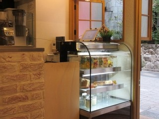 COSAELL CAFE - 注文すると厨房の中で店員さんがテキパキと商品を作ってくれました。
                        
                        