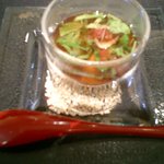 ガストロノミー ジョエル・ロブション - タラバ蟹と富津産小柱をスパイスとフレッシュハーブのブイヨンに浮かべて