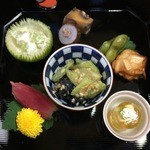 つる幸 - ブルーチーズの煮凝り・シャインマスカットの白和え・みょうが寿司・薩摩揚げ・だだ茶豆・ブルーベリーとつる豆・きぬかつぎアンチョビ・厚焼きくるみ