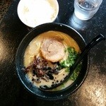 あそ路 - ランチとんこつ並(500円)。これまで食べた熊本ラーメンの中で一番うまい！並だとやや小ぶりな丼なので中サイズで注文すればよかったと反省・・。しかし替玉半たまがあったので助かりました。また近いうちに訪問