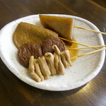 駄菓子屋笑話 - 静岡おでん　ダシ粉と青のり、カラシ、みそダレで自分好みの味で　どれでも1本70円