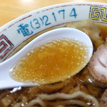 平和園 - 201509 鶏がらの旨味がしっかりしたスープ。丼の電話番号はなんと市外局番5ケタの時代！