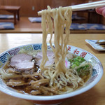 平和園 - 201509 自家製麺はちぢれのある中太麺。湯で加減は柔らかめだがその分ツルンとしたのど越し