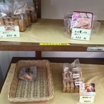 オランダ家新港第２工場売店 - 夕方は品薄な棚