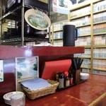 一文無 - 店内のカウンター　コミック本が・・・