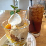 ワンルームカフェ - マンゴー＆杏仁パフェとアイスティー