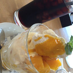 ワンルームカフェ - マンゴー＆杏仁パフェとアイスコーヒー
