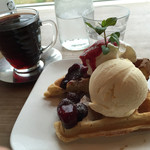 ワンルームカフェ - ベリーベリーワッフルと茜茶