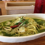 ワンルームカフェ - 小海老ときのこのにんにくスピナッチスープ