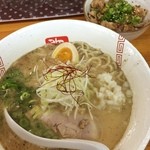 らーめん弥七 - テッパンの
                                鶏白湯に 
                                醤油ダレ