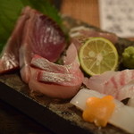 本日のお造り ちょっと盛り（カツオ、天然鯛、サワラ、カンパチ、ハリイカ）