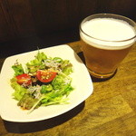 ケイ - ランチビールとサラダ