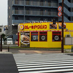 カレーのチャンピオン - あいにくの曇り空。数分後、雨に。