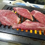 龍園 - Aカルビ焼いています