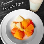 Cairns Tropical Zoo - フルーツとミルク