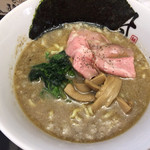 芳醇煮干 麺屋 樹 - 開店2日目のオープン記念ラーメン500円。
                                麺が平打ち麺。
                                アップ。