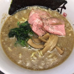 芳醇煮干 麺屋 樹 - 開店2日目のオープン記念ラーメン500円。
            麺が平打ち麺。
            さらにアップ。