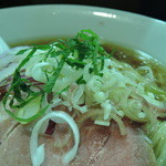 麺処 晴 - 紫玉ねぎスライスがスープとの相性がバツグンに良い！
