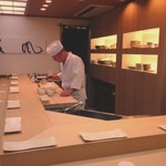 鮨十 - カウンター10席のみ。要予約❤︎高級感のある店内です。