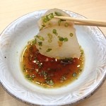 鮨十 - ヒラメのお刺身はポン酢で。魚独特の臭みがなく、新鮮で身も柔らかくて美味しいです。