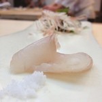 鮨十 - アイナメのお刺身はお塩とだけでシンプルにいただき、素材そのままの味を堪能！