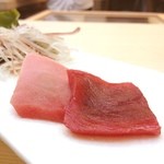 鮨十 - 最高級の味わい。中トロのお刺身。わさびじょうゆと共に。