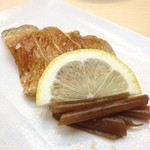 鮨十 - のどぐろの塩焼き。山菜茎漬けと一緒にいただきました。身がとても柔らかくて、非常に上品な味わい。お好みでレモンを。